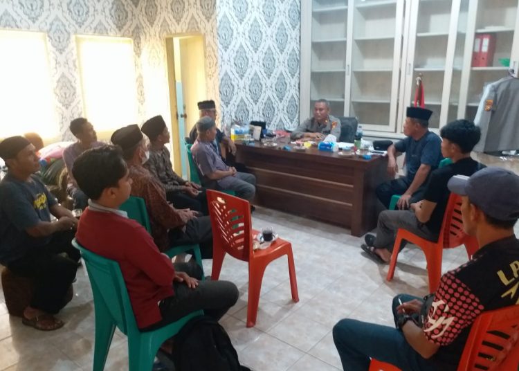 Rapat Koordinasi Polsek Kampar Kiri dengan Ninik Mamak Kenegerian Lipatkain dalam Penanganan Penyakit Masyarakat di Kenegerian Lipatkain